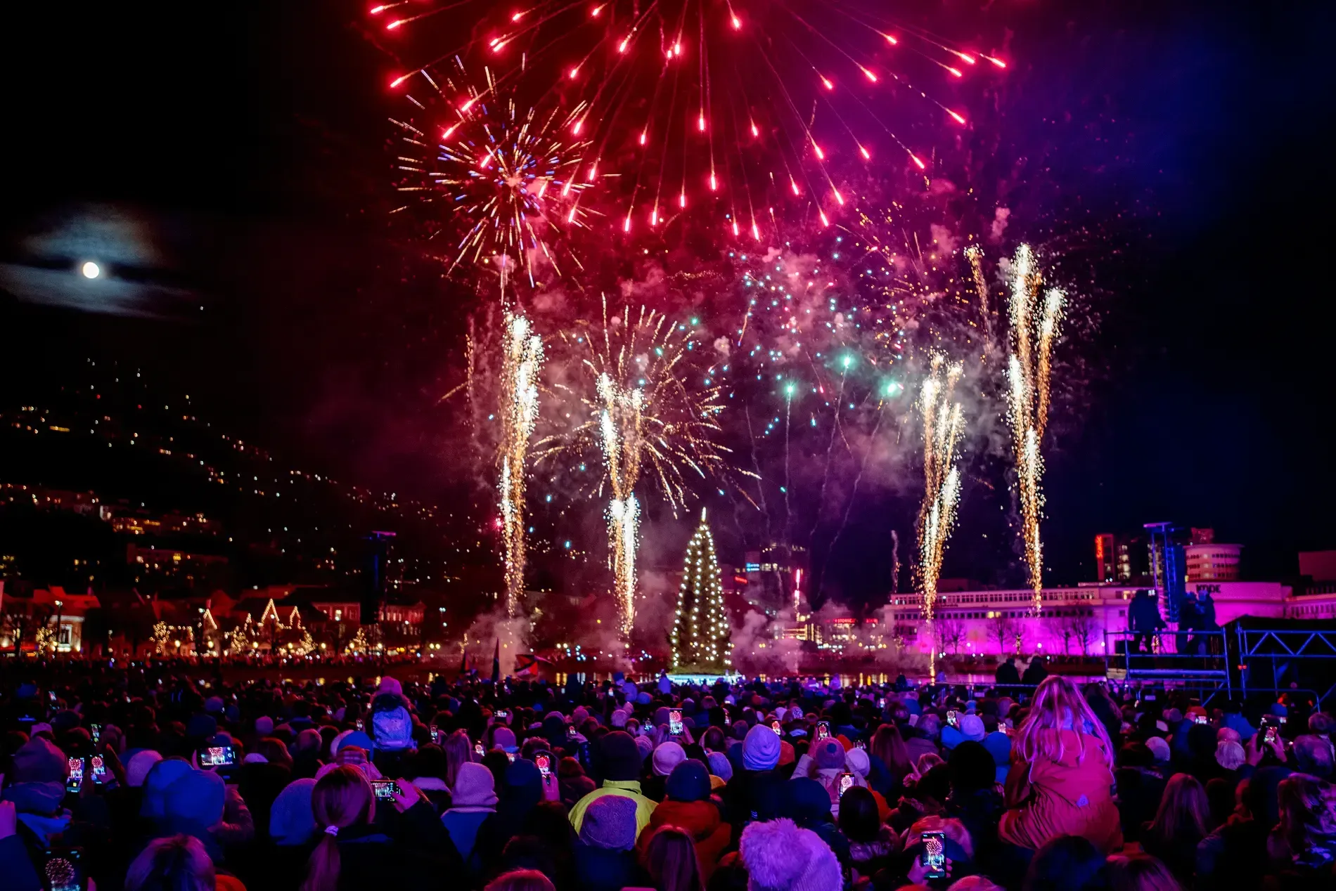 Spektakulært fyrverkeri over Bergen under Lysfesten, med en stor, feststemt folkemengde